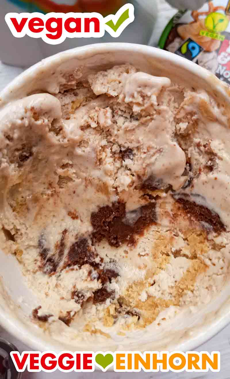Becher mit veganer Netflix and Chill'd Eiscreme von Ben & Jerry's Veganes Netflix & Chill'd Eis im geöffneten Becher