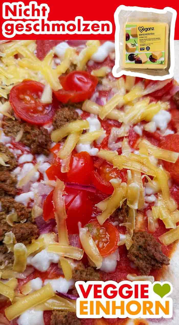 Der geriebene Veganz Käseblock ist auf der veganen Fertigpizza beim Backen nicht geschmolzen. Nicht geschmolzener Veganz Käse auf der gebackenen veganen Tiefkühlpizza