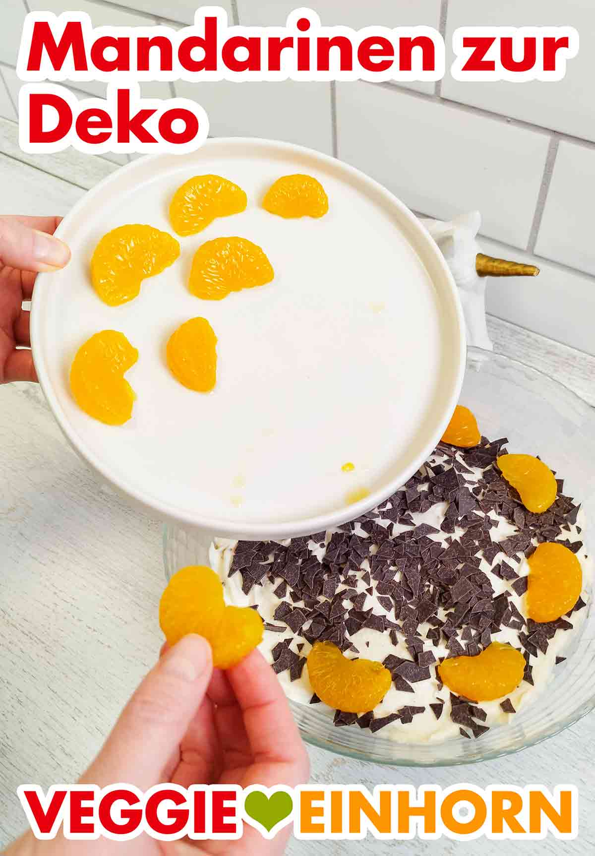 Die Mandarinen oben drauf kannst Du auch weglassen. Mandarinen werden zur Dekoration auf dem Schichtdessert verteilt.