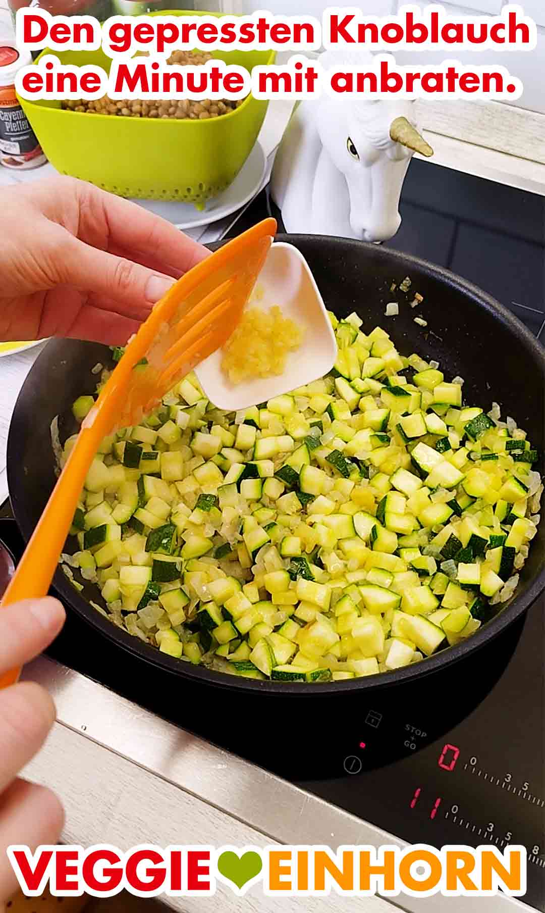 Den Knoblauch kurz mit anbraten. Die gepressten Knoblauchzehen werden in die Pfanne zugefügt