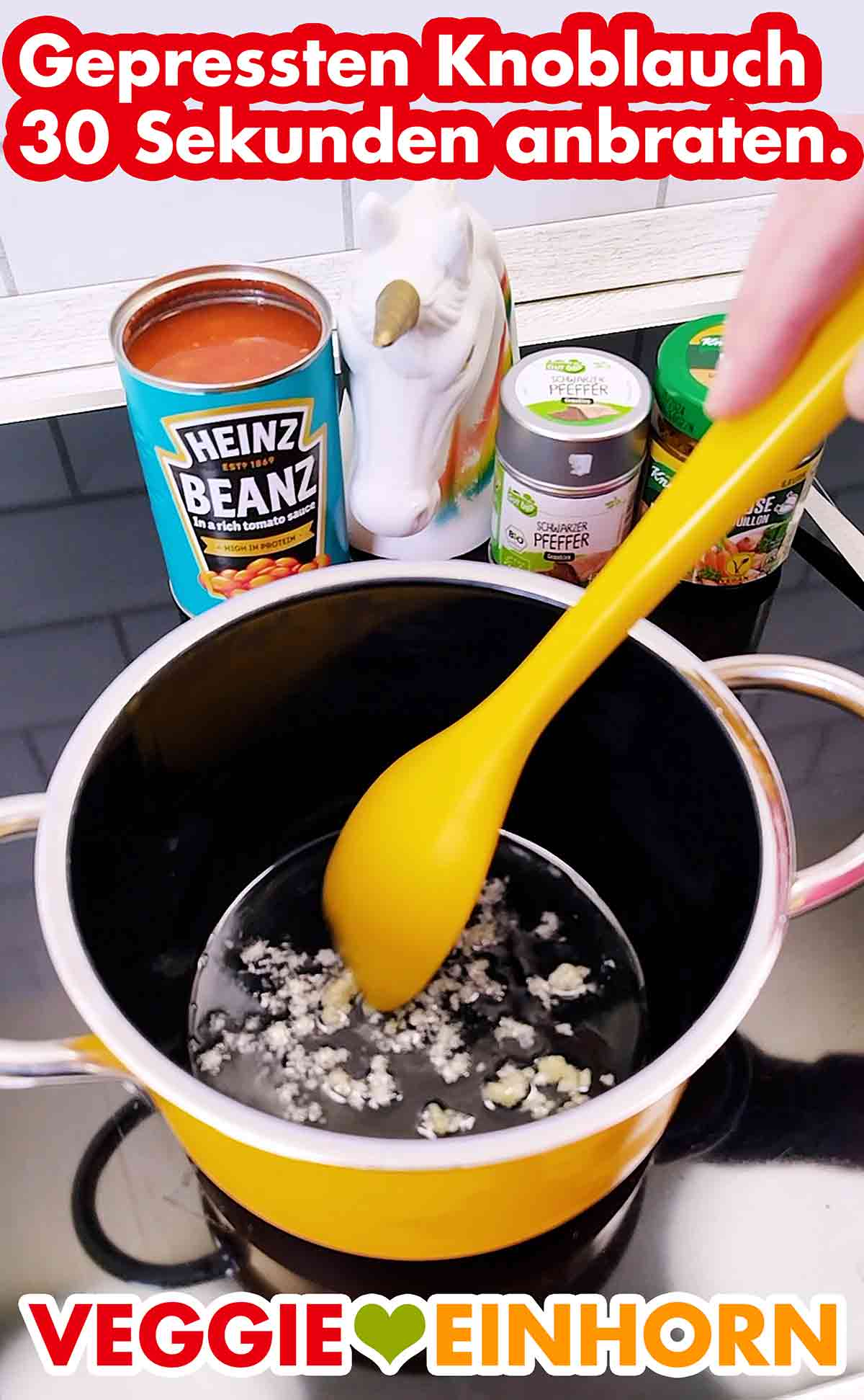 Den Knoblauch 30 Sekunden anbraten. Anbraten des gepressten Knoblauchs im Öl