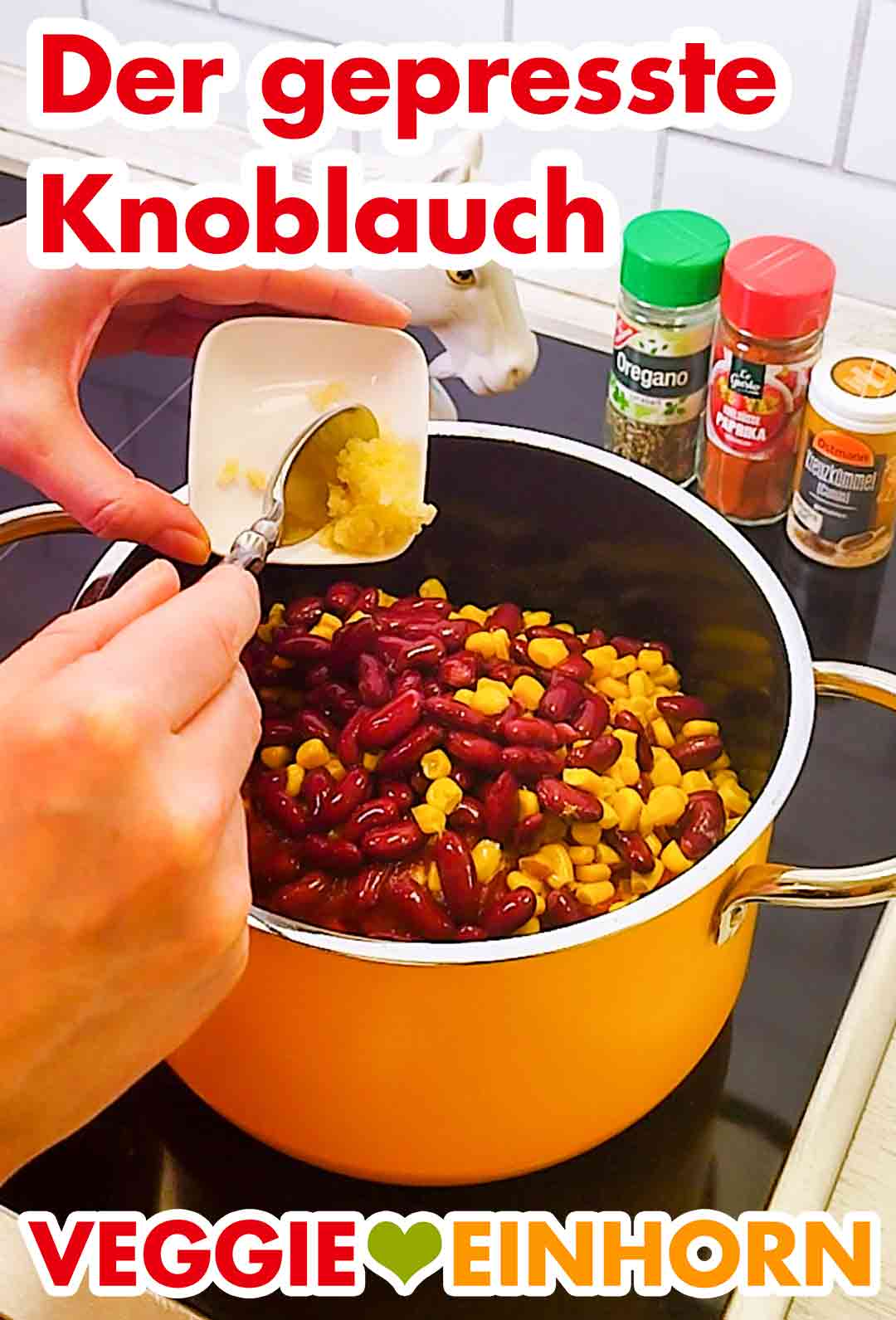 Jetzt kommen die gepressten Knoblauchzehen dazu. Der gepresste Knoblauch wird in den Topf gegeben.