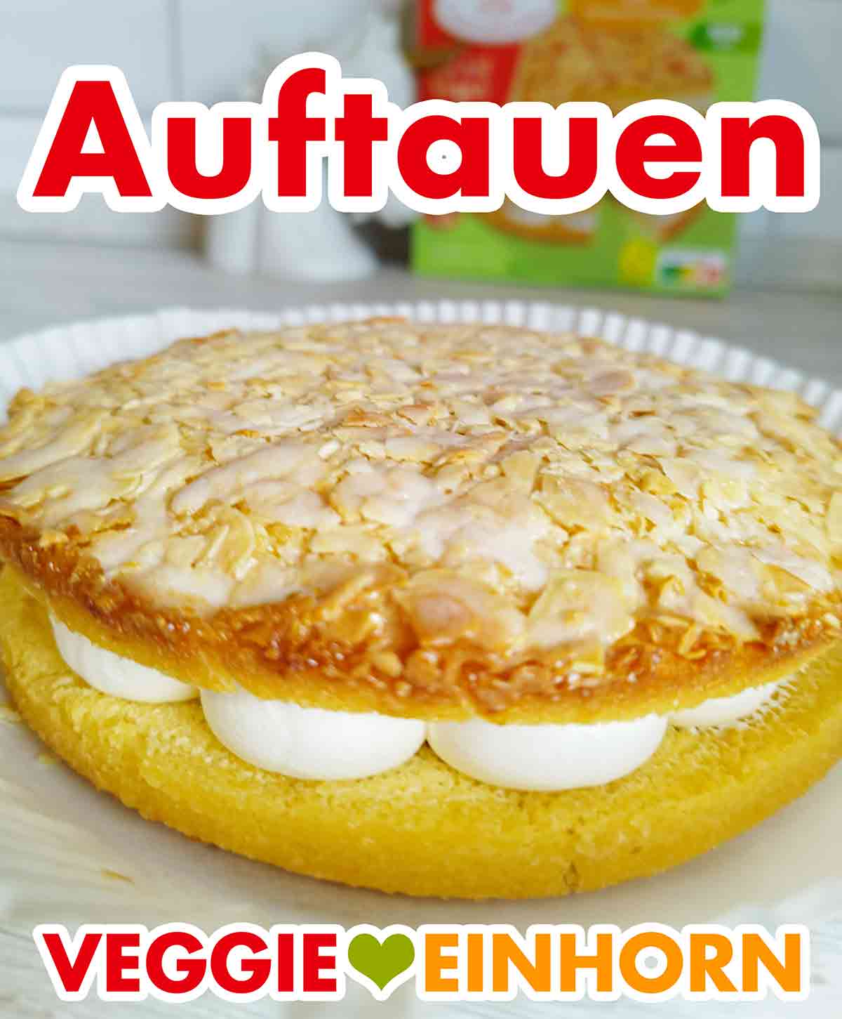 Der vegane Bienenstich aus der Conditorei Coppenrath und Wiese taut auf. Nahaufnahme des tiefgekühlten veganen Bienenstiches von Coppenrath und Wiese beim Auftauen