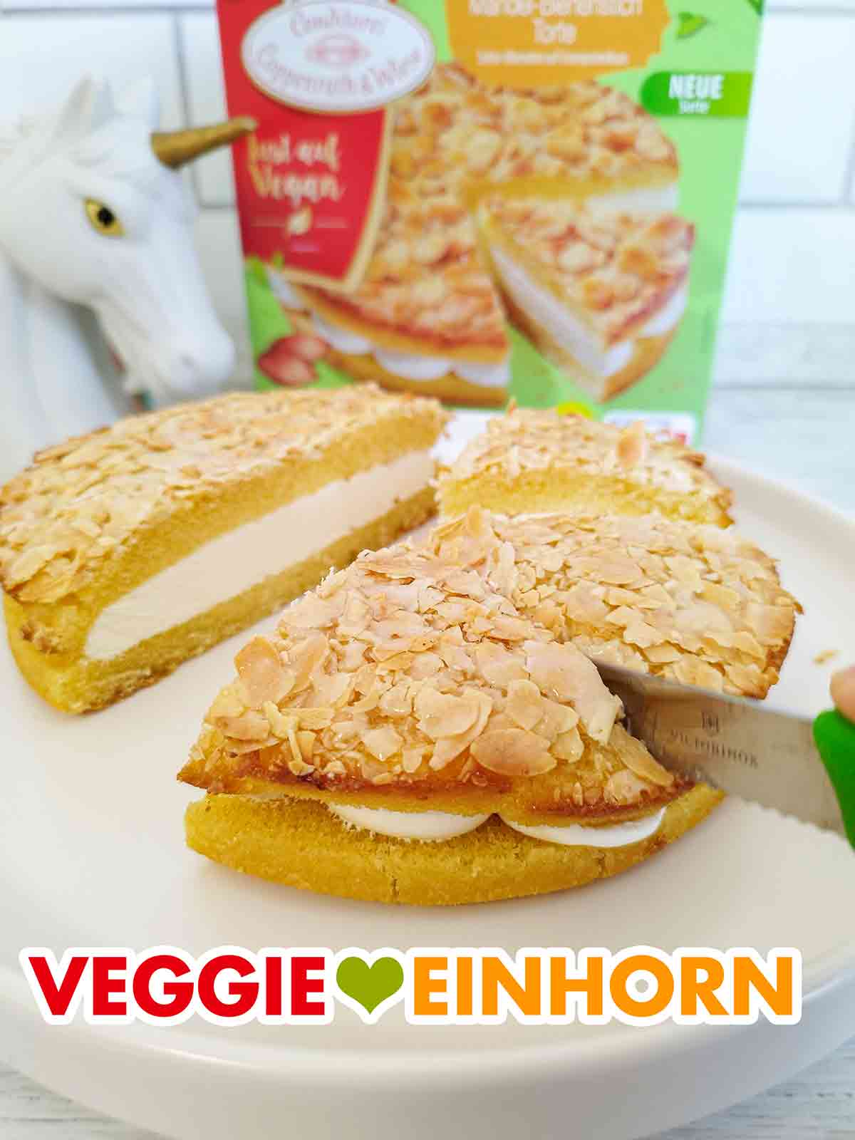Die Mandel-Bienenstich-Torte aus der Reihe Lust auf Vegan von Coppenrath und Wiese wird in Stücke geschnitten. Die vegane Bienenstich Torte von Coppenrath und Wiese wird in Stücke geschnitten