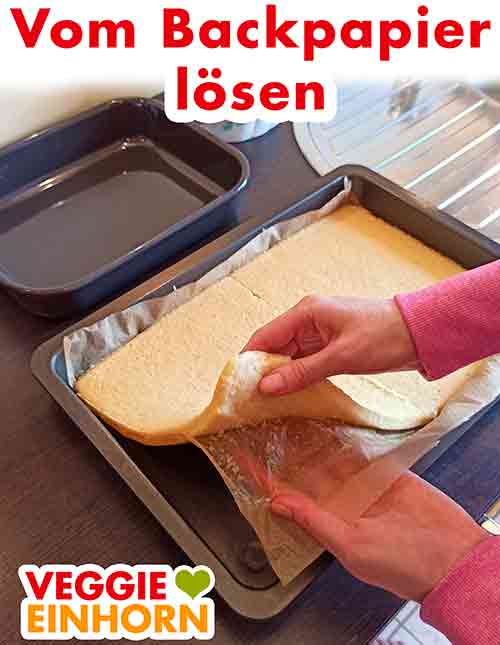 Den Biskuit vom Backpapier trennen Das Backpapier vom Biskuit abziehen