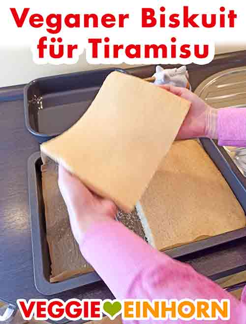 Der Biskuit ist locker und fluffig. Der vegane Biskuit wird hochgehoben.