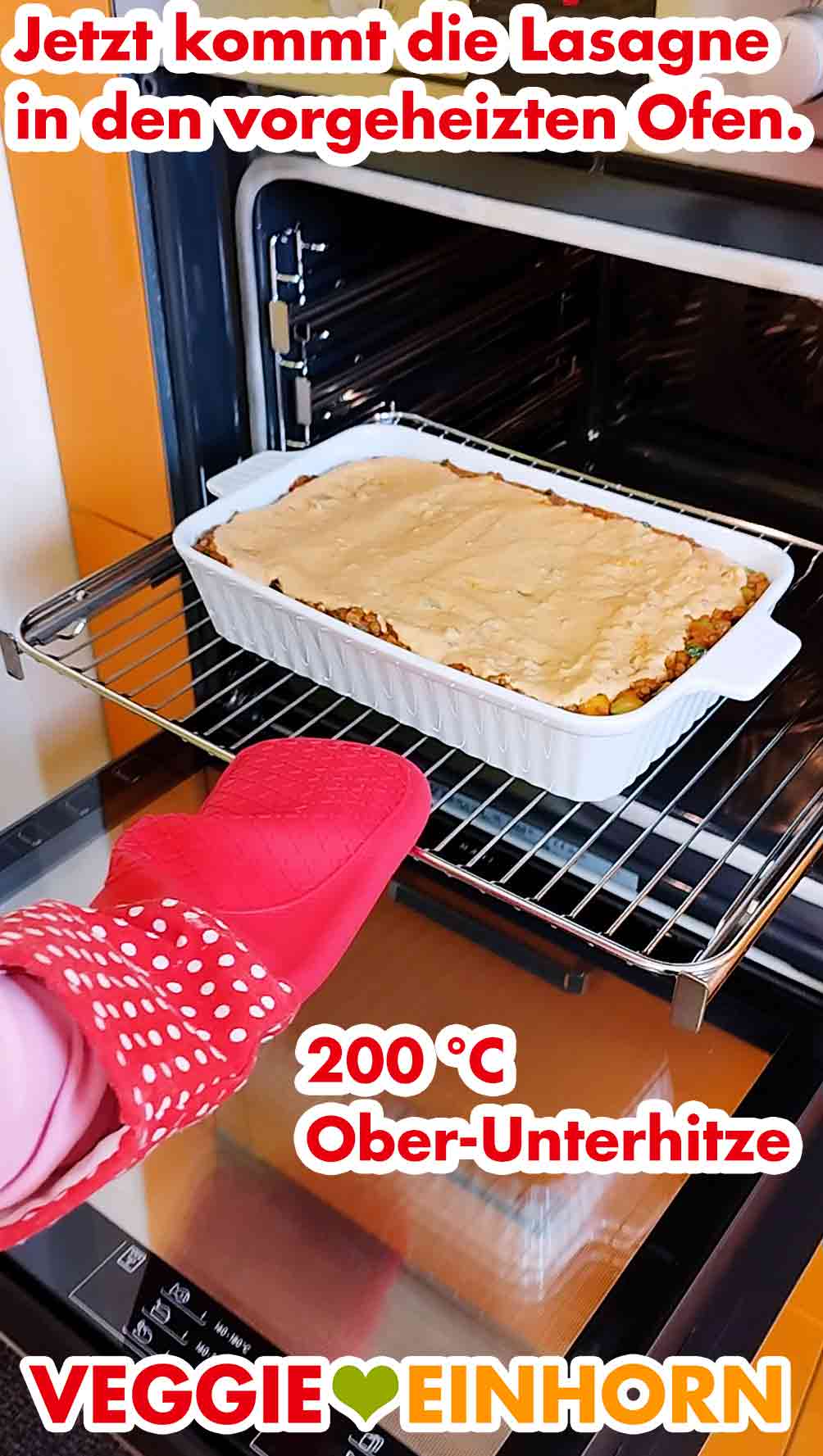 Die Linsen Lasagne kommt in den vorgeheizten Backofen. Die vegane Linsenlasagne wird in den vorgeheizten Ofen geschoben.