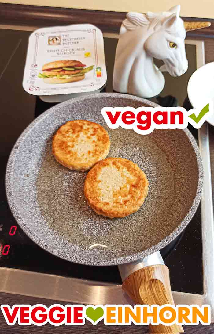 Zubereitung der veganen Sieht-Chick-Aus Burger in der Bratpfanne Zwei vegane Chicken Burger braten in einer Pfanne