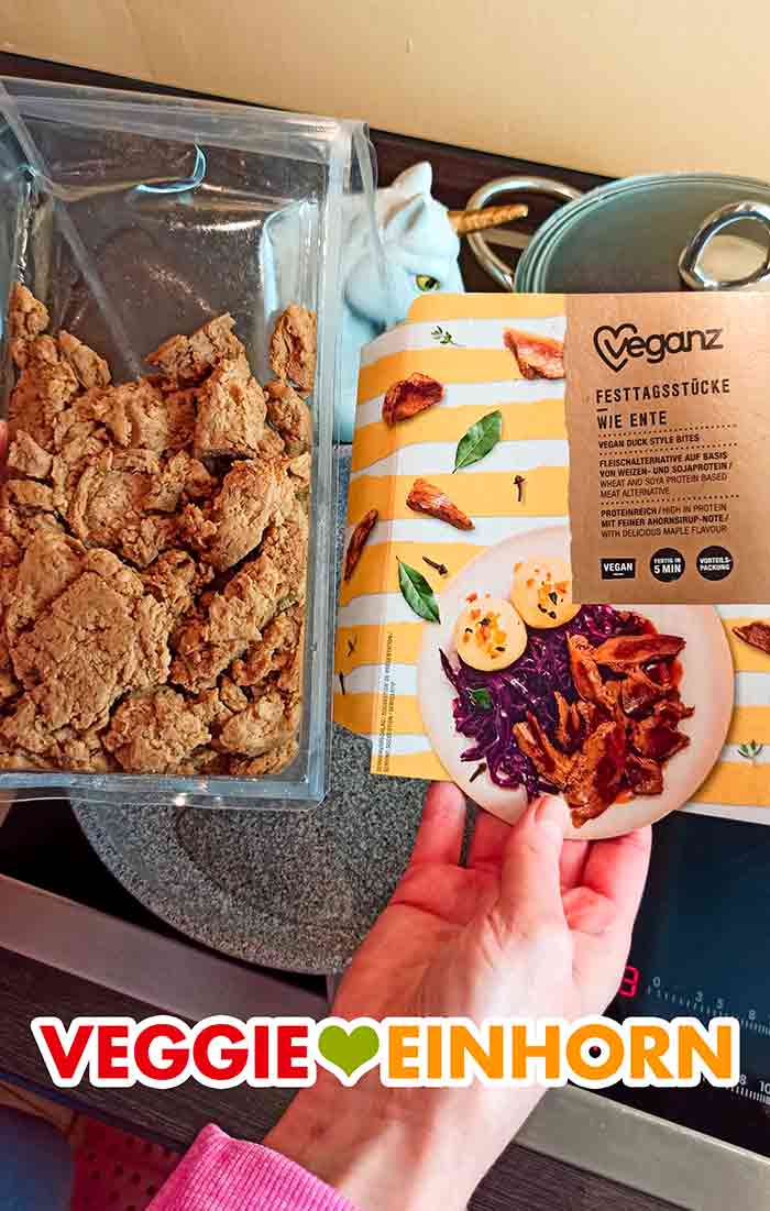 Ich habe die vegane Ente in der Pfanne zubereitet. Eine Packung Veganz Ente in der Küche