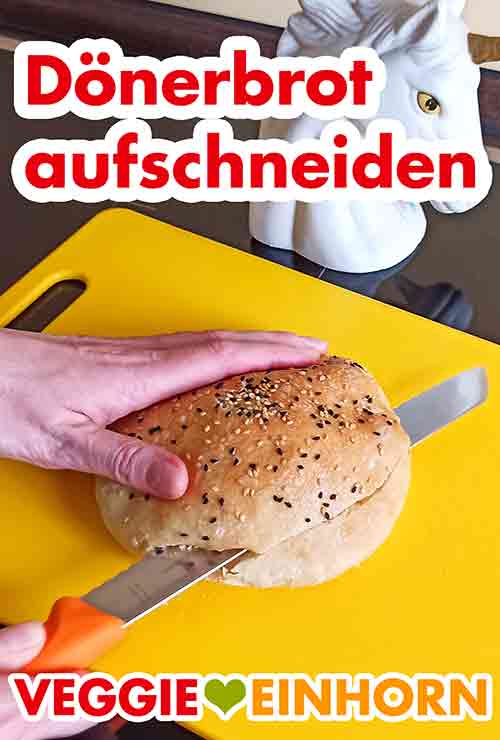 Aufschneiden des Dönerbrotes Das Dönerbrot wird mit einem großen Messer aufgeschnitten.