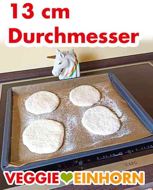 Ein Fladen hat 13 cm Durchmesser. Vier Teigfladen auf dem Blech