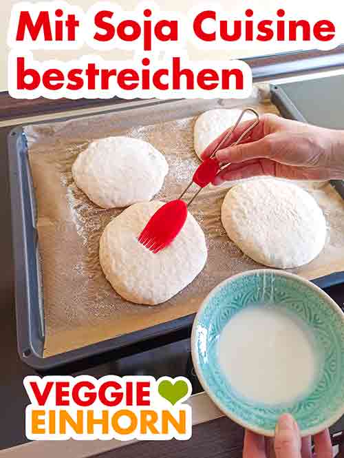 Mit einem Backpinsel die Fladen mit Soja Cuisine bepinseln. Die Teigfladen mit Soja Cuisine bestreichen.