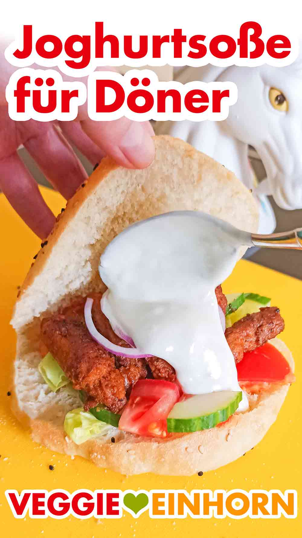 Füllen des Döners mit Joghurtsoße Joghurtsoße für Döner hinzufügen