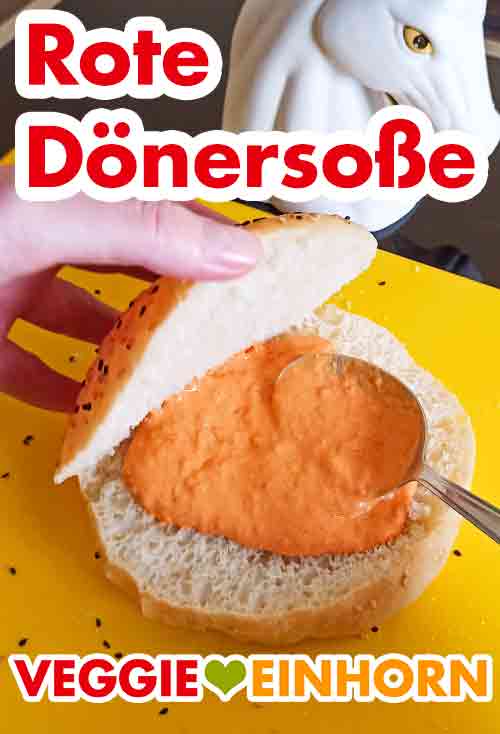 Das Dönerbrot mit roter Dönersoße füllen Rote Dönersoße im Dönerbrot
