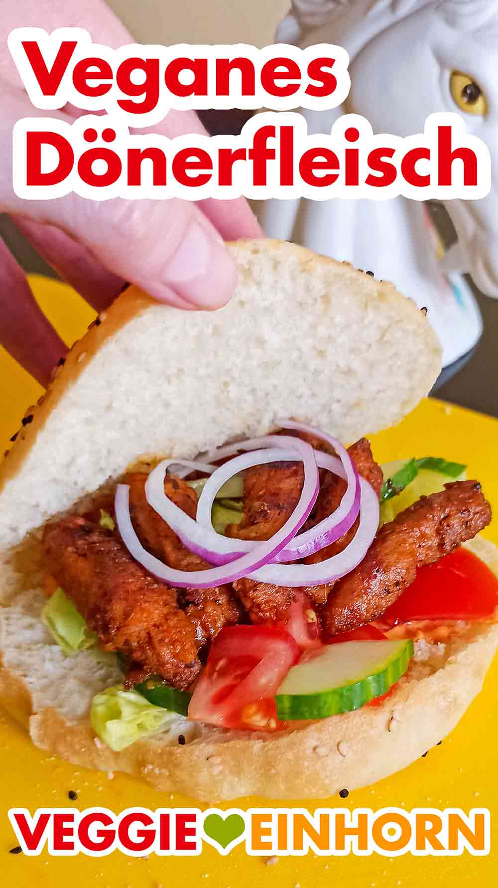 Füllen des Dönerbrotes mit veganem Dönerfleisch aus Sojaschnetzeln Dönerbrot mit veganem Döner Kebap, Gurke und Zwiebelringen