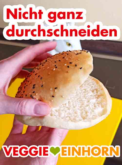 Das Dönerbrot nicht ganz durchschneiden. Ein aufgeschnittenes und aufgeklapptes Dönerbrot