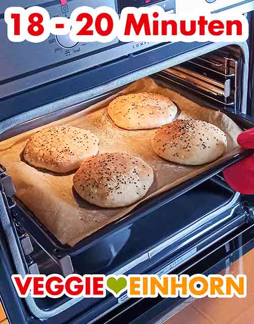 18 bis 20 Minuten mit Ober-Unterhitze backen. Die Dönerbrote im Backofen