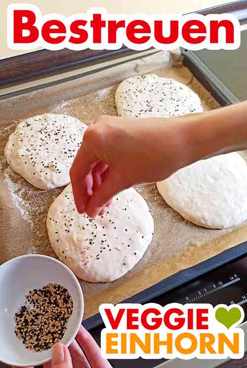 Den Schwarzkümmel und Sesam auf die Dönerbrote streuen. Die Dönerbrote vor dem Backen mit Schwarzkümmel und Sesam bestreuen