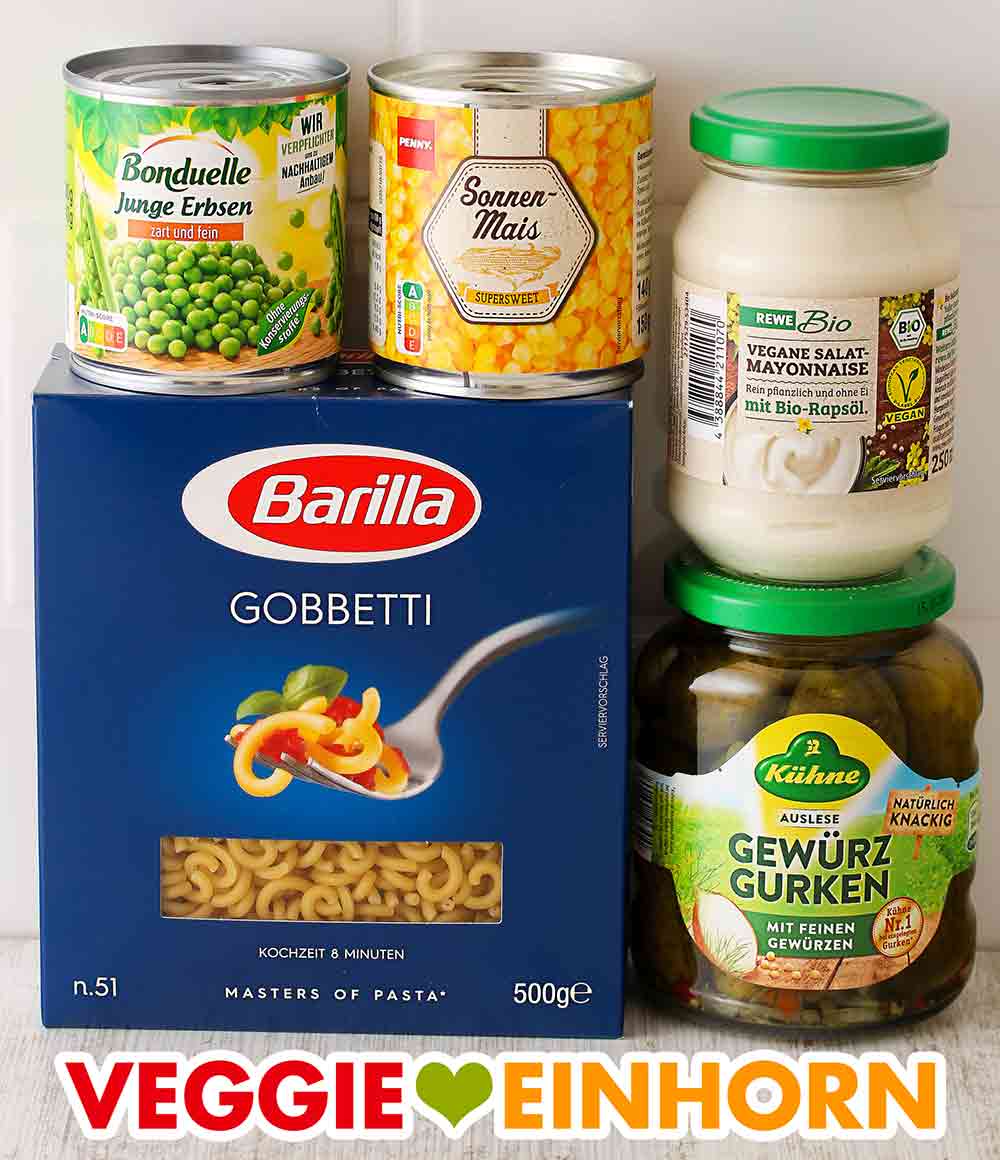 Bonduelle Erbsen, Penny Mais, vegane Mayonnaise von Rewe Bio, Barilla Gobbetti, Kühne Gewürzgurken Eine kleine Dose Erbsen, eine kleine Dose Mais, ein Glas vegane Mayonnaise, Nudeln, Gewürzgurken