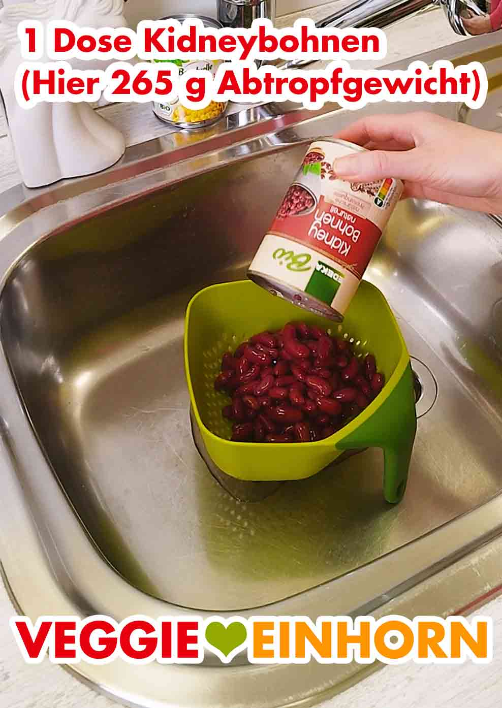 Die Kidneybohnen-Dose von Edeka Bio enthält 265 g Abtropfgewicht. Eine Dose Kidneybohnen wird in einen Durchschlag abgegossen