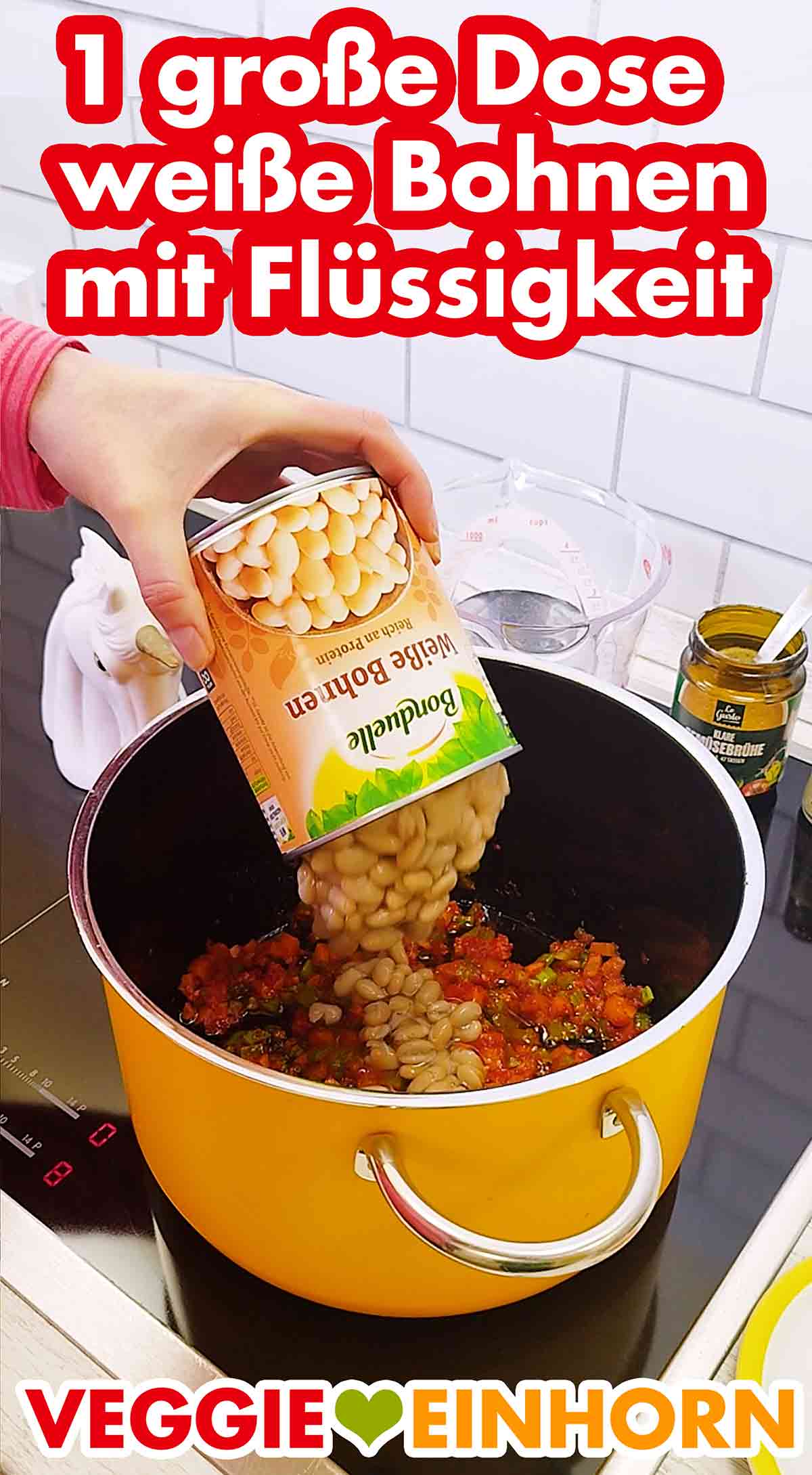 Zufügen einer Dose Weiße Bohnen von Bonduelle Eine große Dose weiße Bohnen wird in den Topf gegeben.