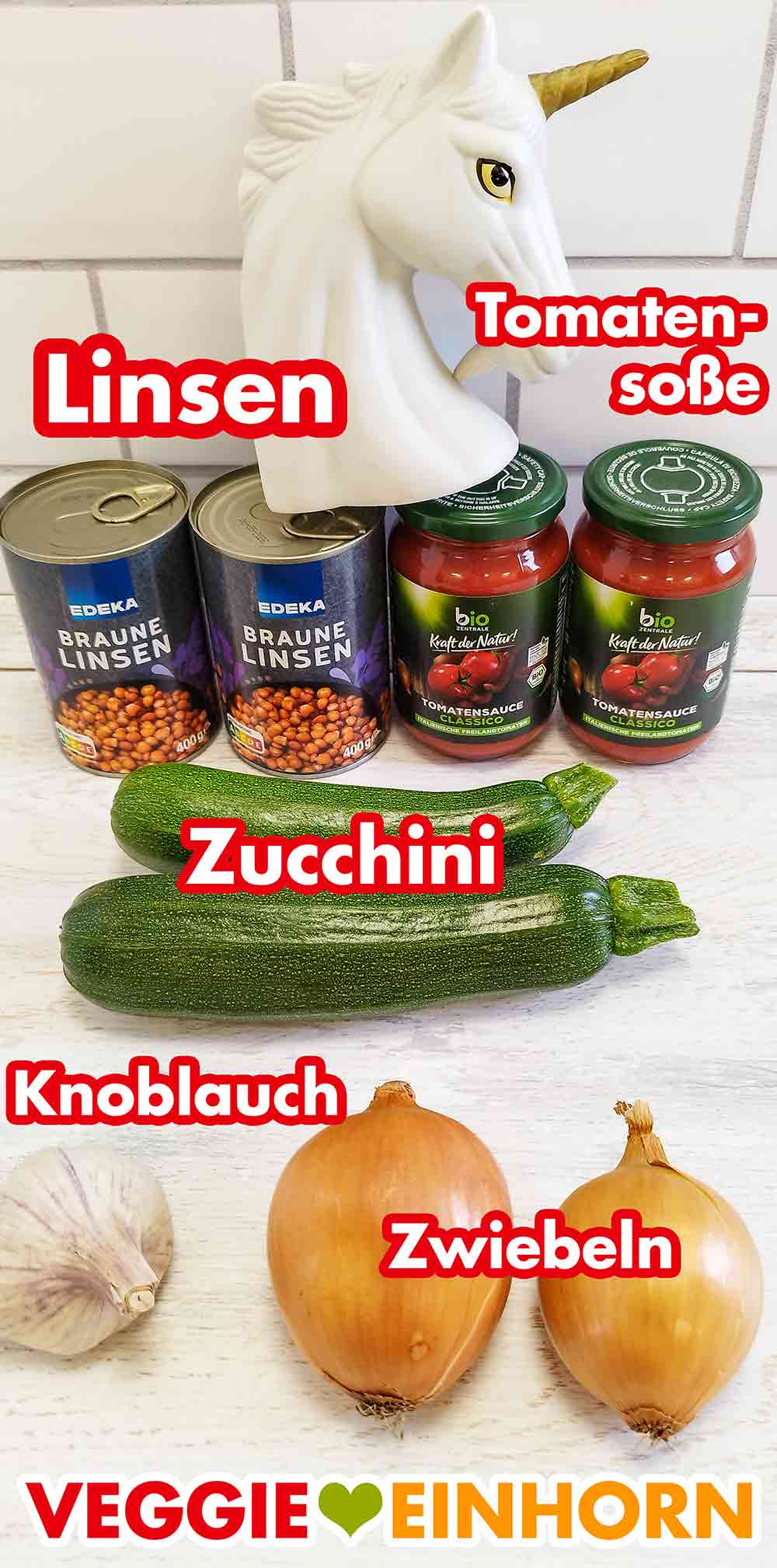 Braune Linsen aus der Dose von Edeka, vegane Tomatensoße von Bio Zentrale, Zucchini, Knoblauch und Zwiebeln Dosenlinsen, vegane Tomatensoße im Glas, Zucchini, eine Knoblauchknolle, Zwiebeln