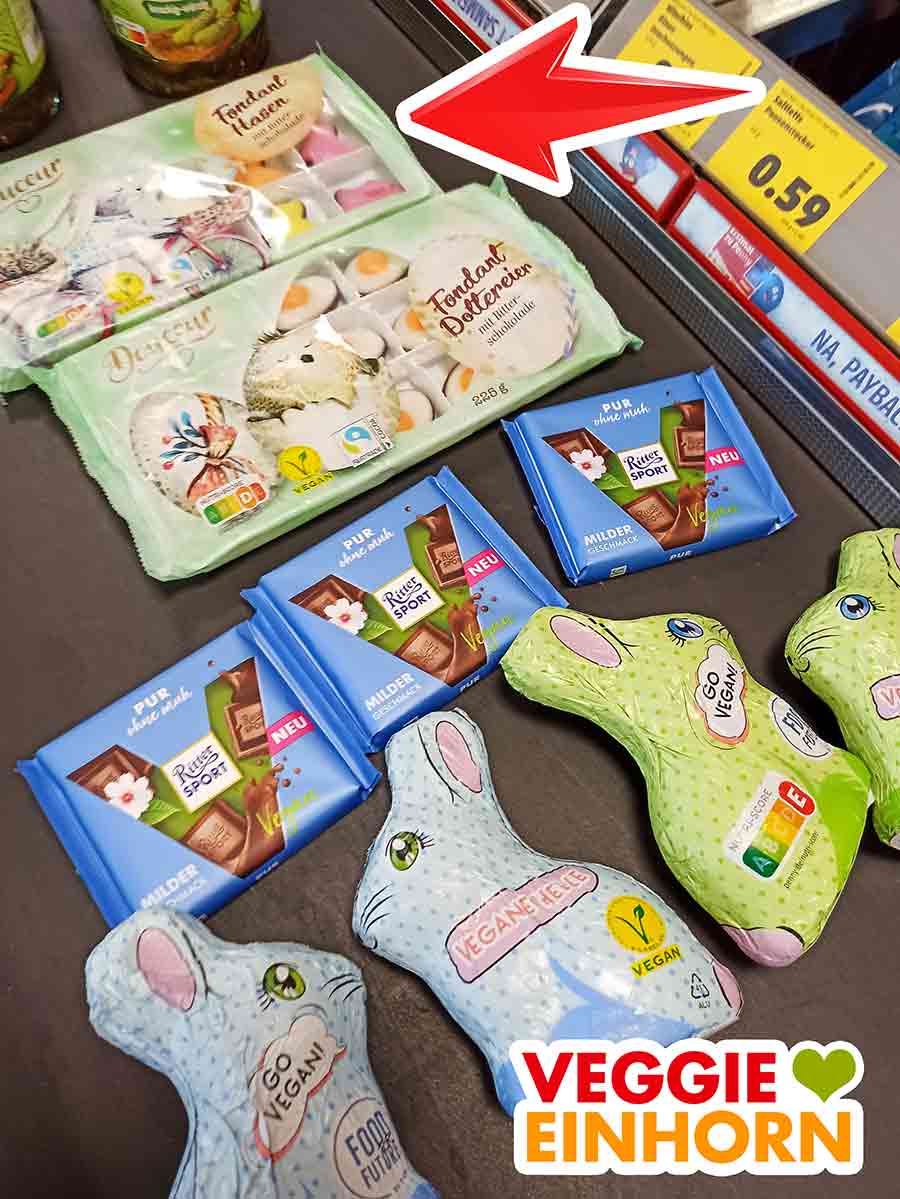 Diese Süßigkeiten sind alle vegan. Vegane Ostersüßigkeiten und vegane Ritter Sport auf dem Kassenband bei Penny
