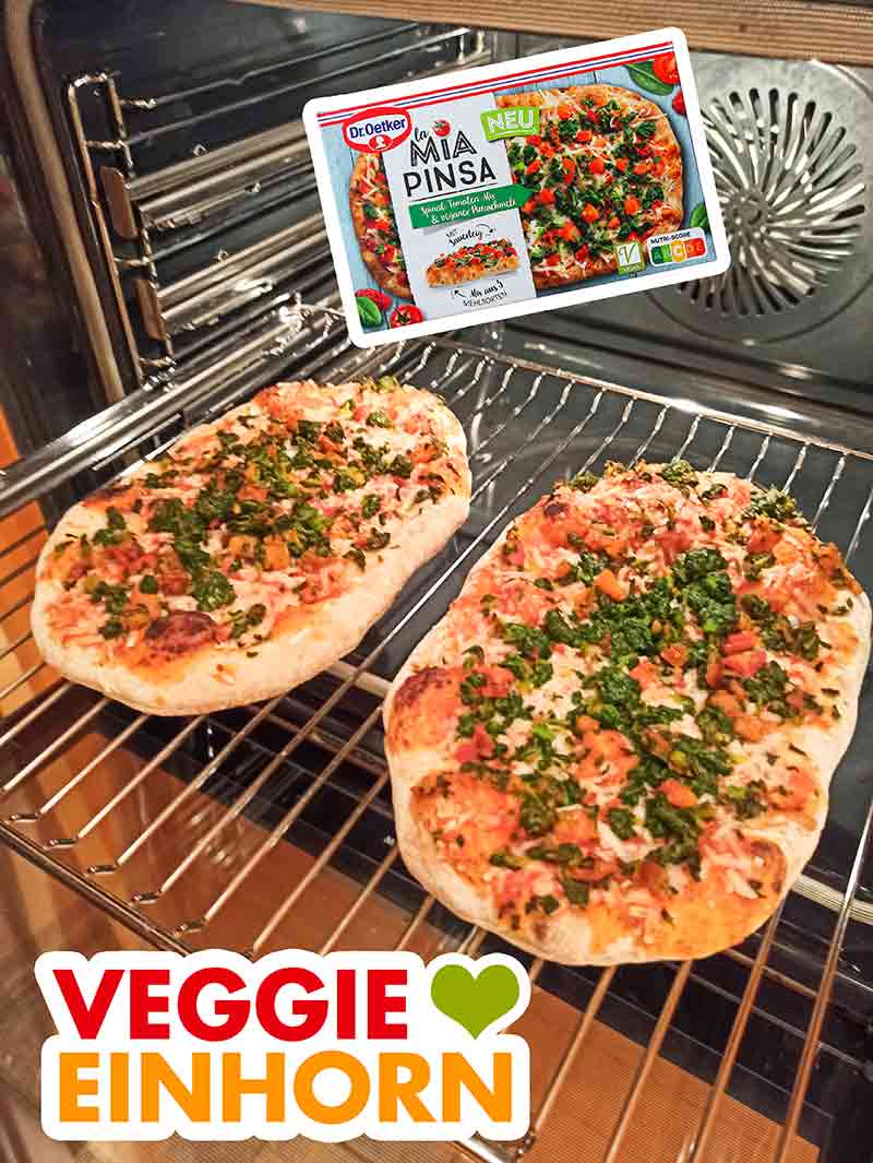 So sehen die veganen Pizzen von Dr. Oetker La Mia Pinsa aus. Zwei fertig gebackene vegane Pizzen im Ofen