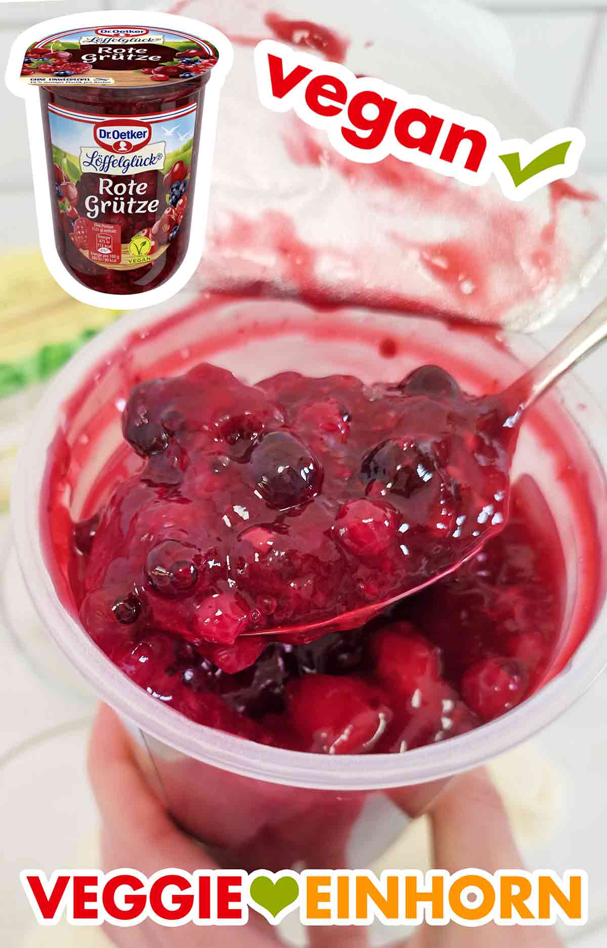 Die rote Grütze von Dr. Oetker enthält Beerenfrüchte und Kirschen. Vegane rote Grütze mit Beeren auf einem Esslöffel