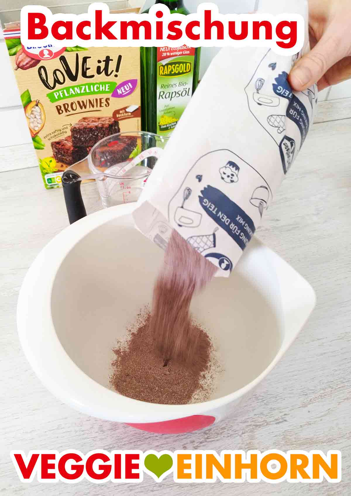 Rührschüssel mit veganer Brownie Backmischung von Dr. Oetker Die vegane Brownie Backmischung wird in eine Rührschüssel gegeben.