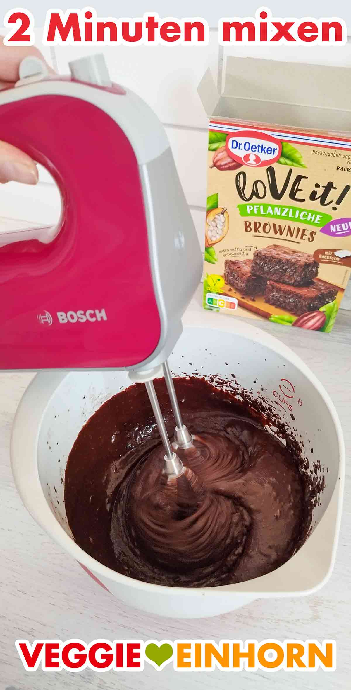 2 Minuten rühren mit den Rührhaken des Mixers Der vegane Brownie Teig der Backmischung wird mit dem Mixer gemixt.
