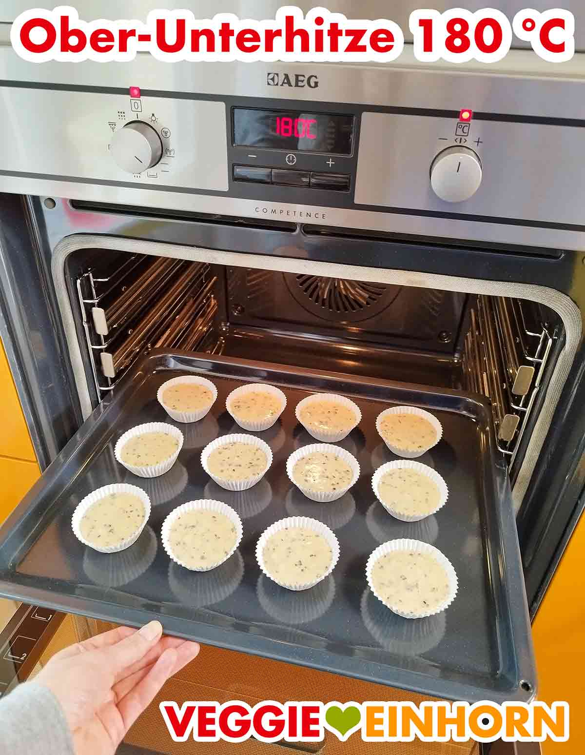Der Backofen ist vorgeheizt auf 180 Grad Ober-Unterhitze. Das Blech mit den Muffinförmchen wird in den Ofen geschoben.