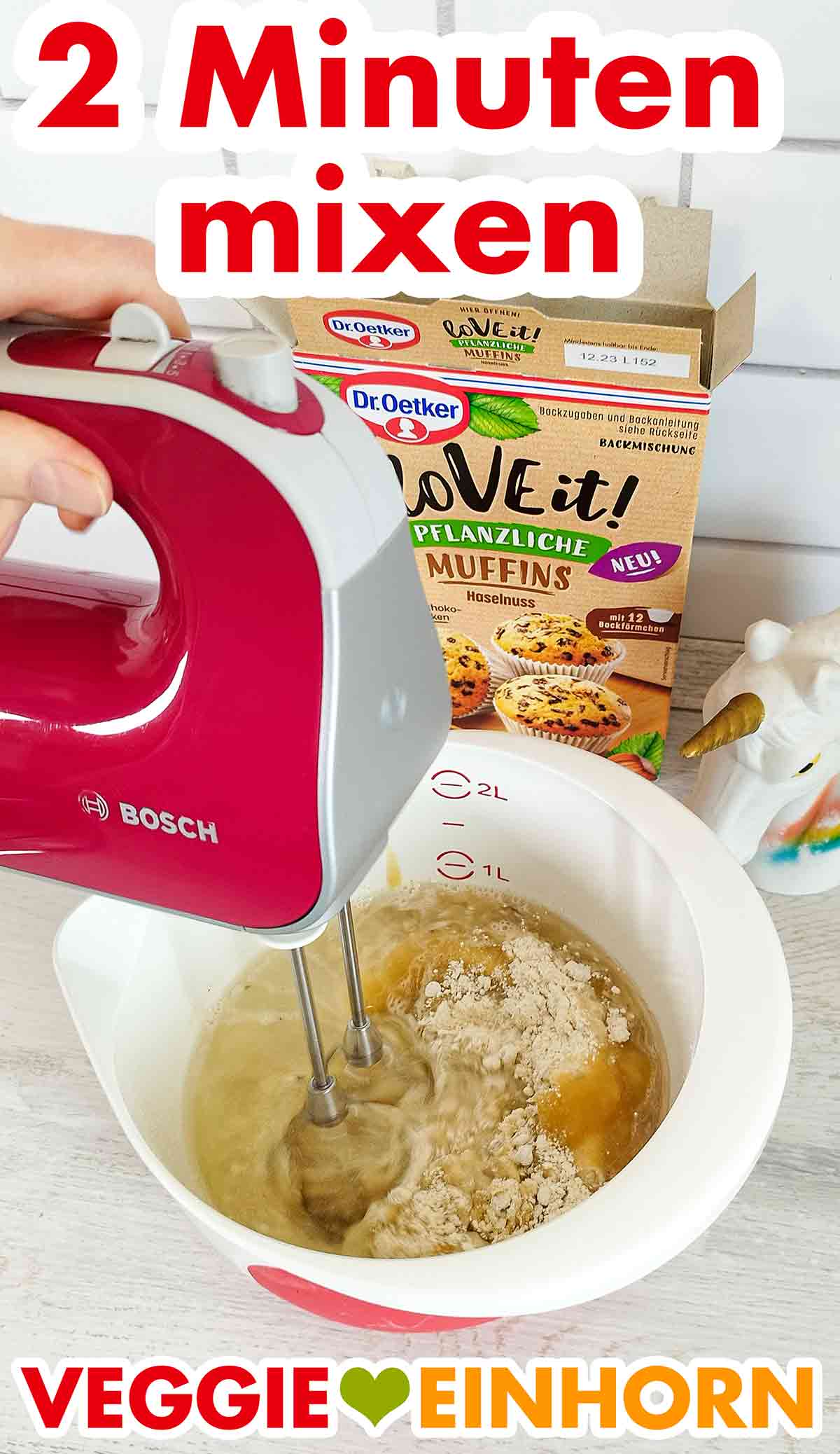 Mixen des Teiges der Dr. Oetker LoVE it! Backmischung für Muffins Der vegane Muffinteig der Dr. Oetker Backmischung wird mit dem Handmixer gerührt.