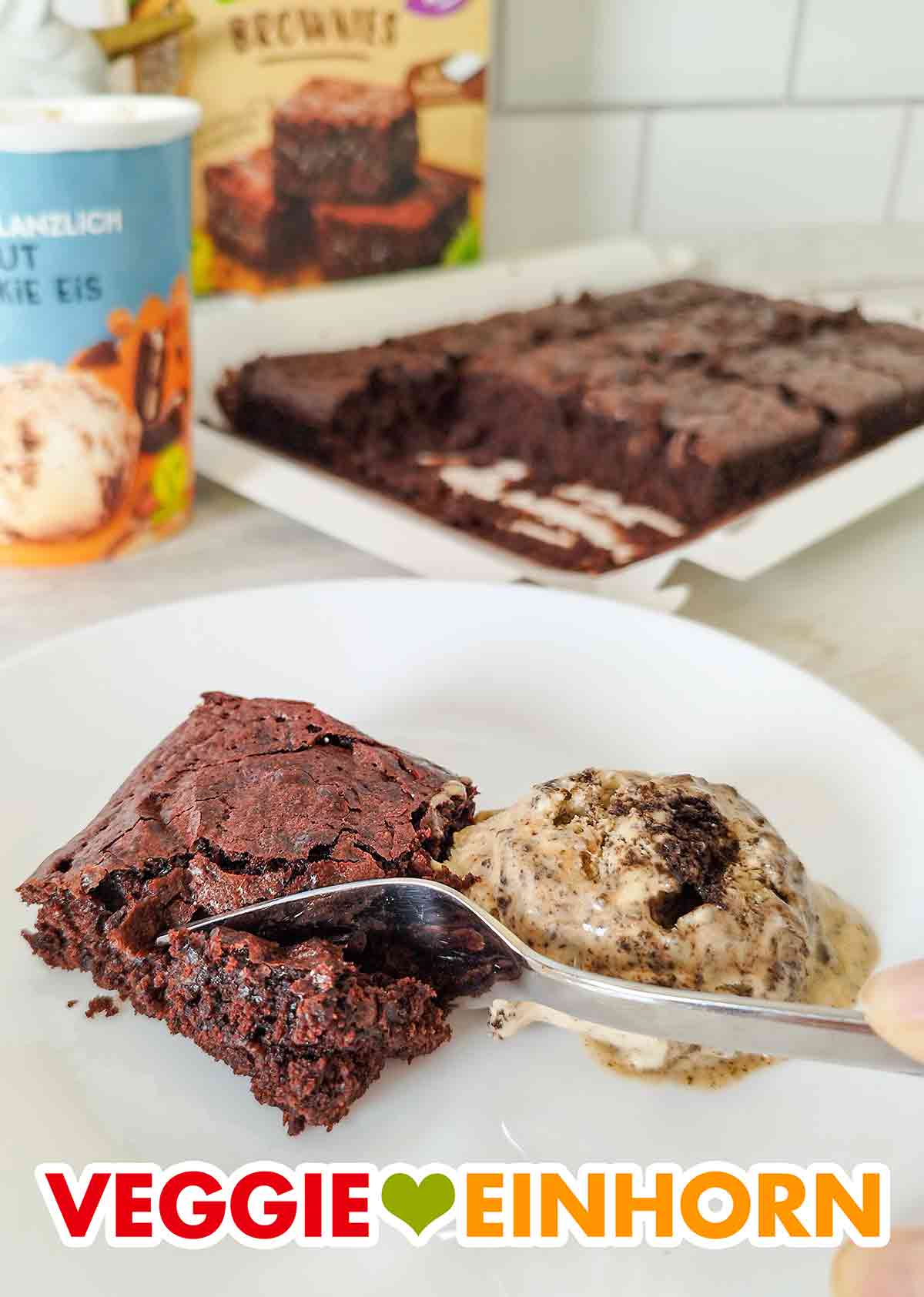 Die veganen Brownies sind ein leckeres Dessert mit veganer Eiscreme. Dessertteller mit einem veganen Brownie und einer Kugel Eis