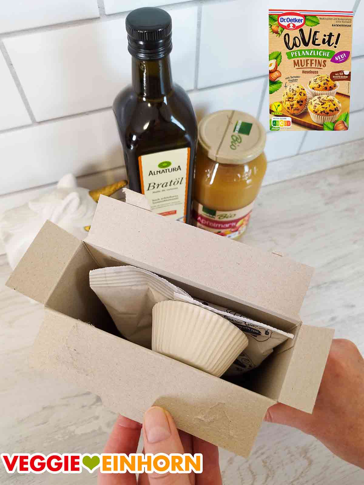 Die vegane Backmischung für Muffins von Dr. Oetker wird geöffnet. Geöffnete Packung Dr. Oetker Vegane Muffins Backmischung