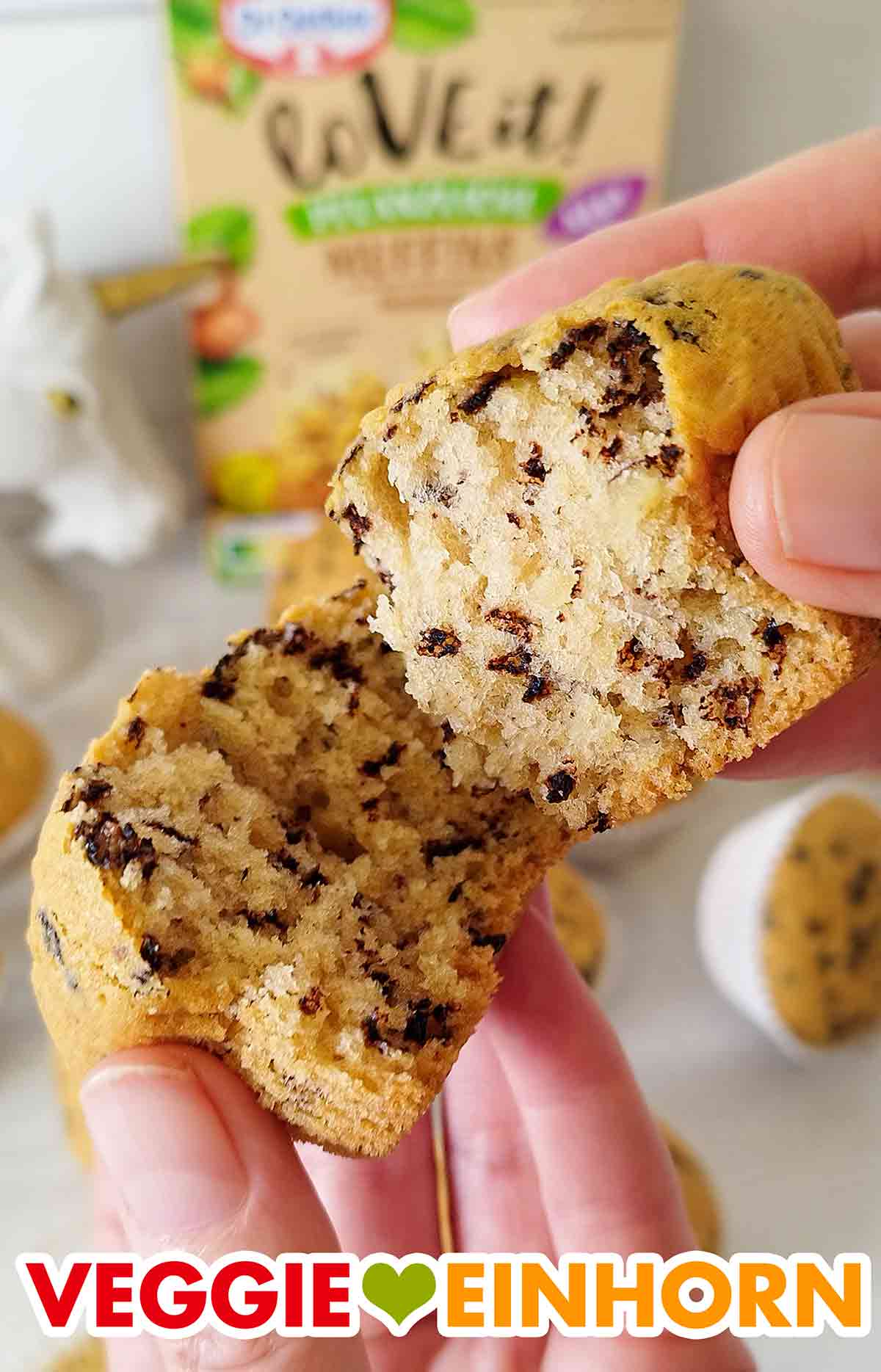 Der Muffin enthält vegane Schokoflocken und Haselnüsse In der Mitte geteilter Muffin aus der Dr. Oetker Backmischung