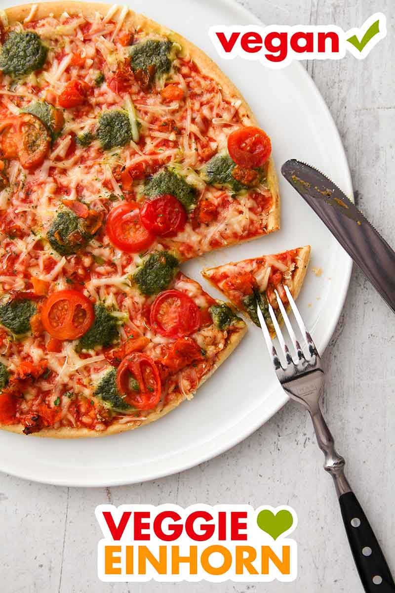 Fertig gebackene vegane Pizza von Dr. Oetker Die vegane Pizza Ristorante auf einem Teller
