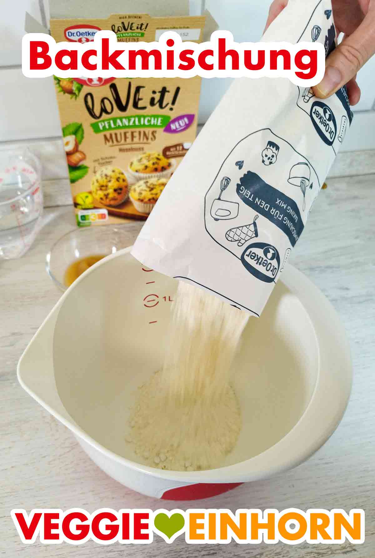 Dr. Oetker LoVE it! Pflanzliche Muffins Backmischung für den Teig Die vegane Backmischung für Muffins von Dr. Oetker wird in die Rührschüssel gegeben