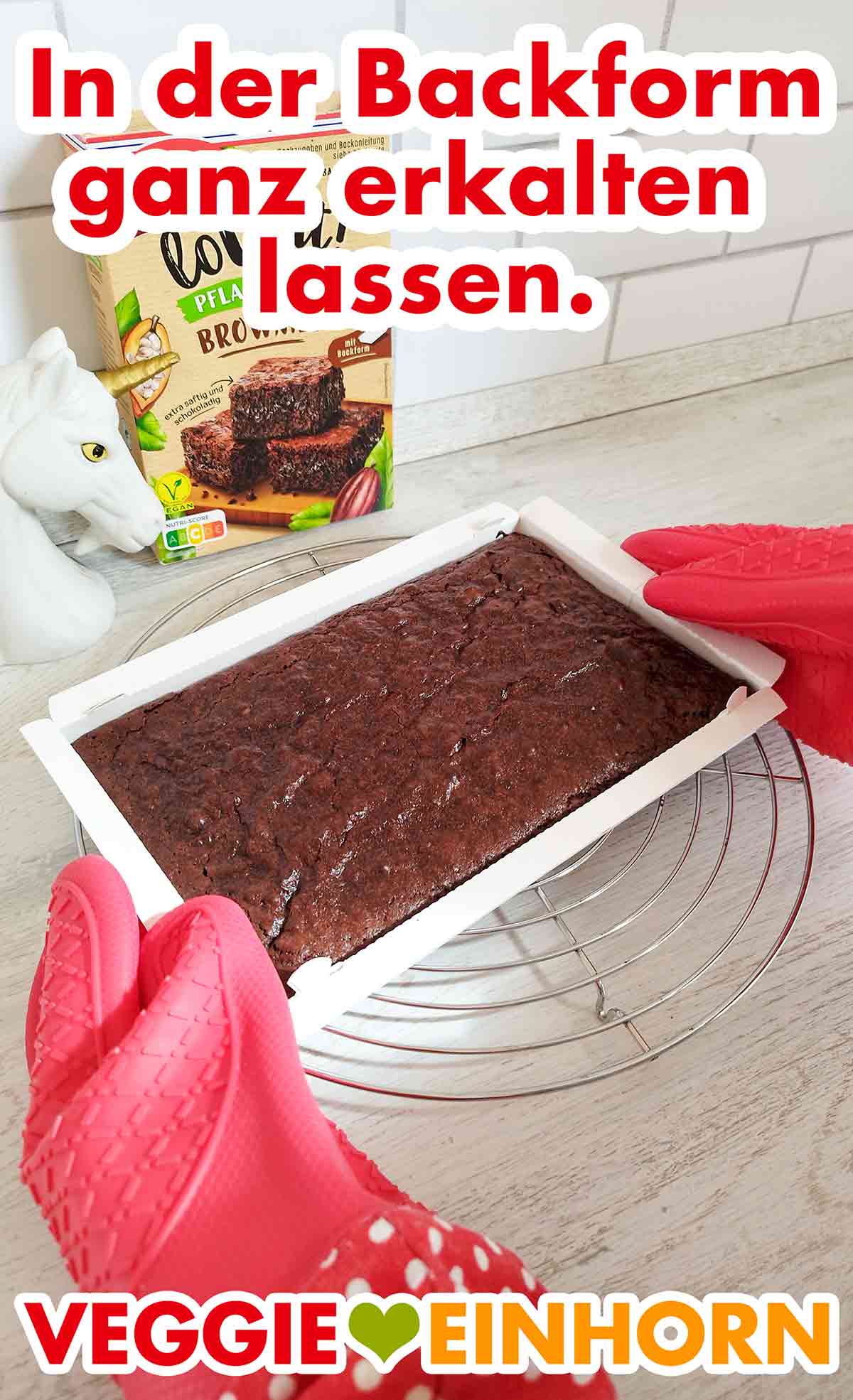 Die veganen Brownies von Dr. Oetker LoVE it! müssen in der Backform ganz erkalten. Die Brownies in der Backform auf einem Abkühlgitter