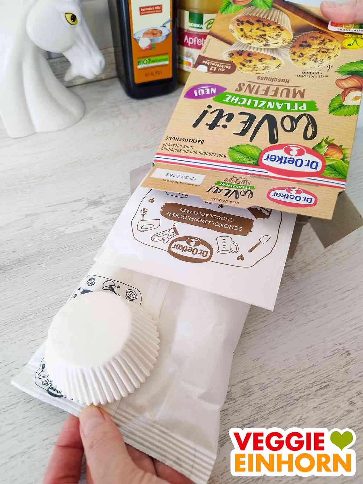 Die Dr. Oetker Backmischung für vegane Muffins wird ausgepackt. Auspacken der veganen Muffins Backmischung von Dr. Oetker