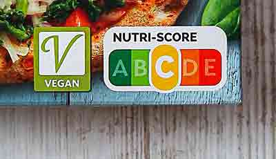 Die Dr. Oetker Pizza La Mia Pinsa hat ein Vegan Zeichen und einen Nutri Score C. Vegan-Zeichen und Nutri-Score auf der Verpackung der Pizza La Mia Pinsa