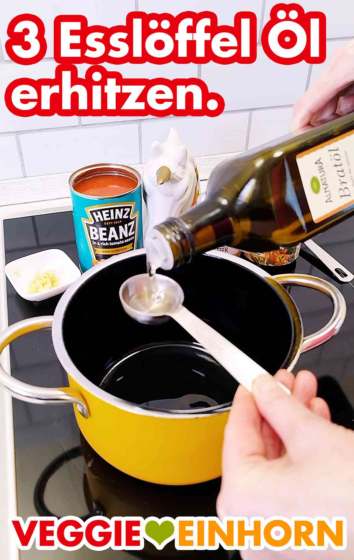 In einem Topf drei Esslöffel Öl erhitzen. Bratöl wird in einen kleinen Topf gegeben.