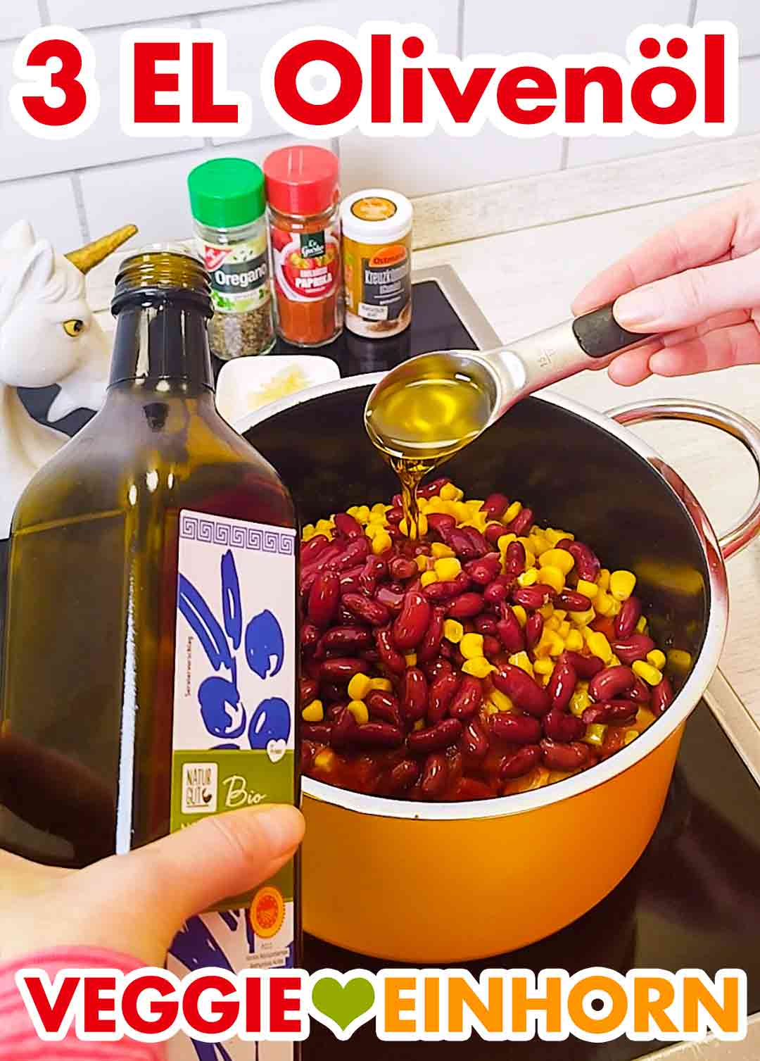 Du kannst Olivenöl oder geschmacksneutrales Öl verwenden. Drei Esslöffel Olivenöl in den Topf zu den anderen Zutaten geben.