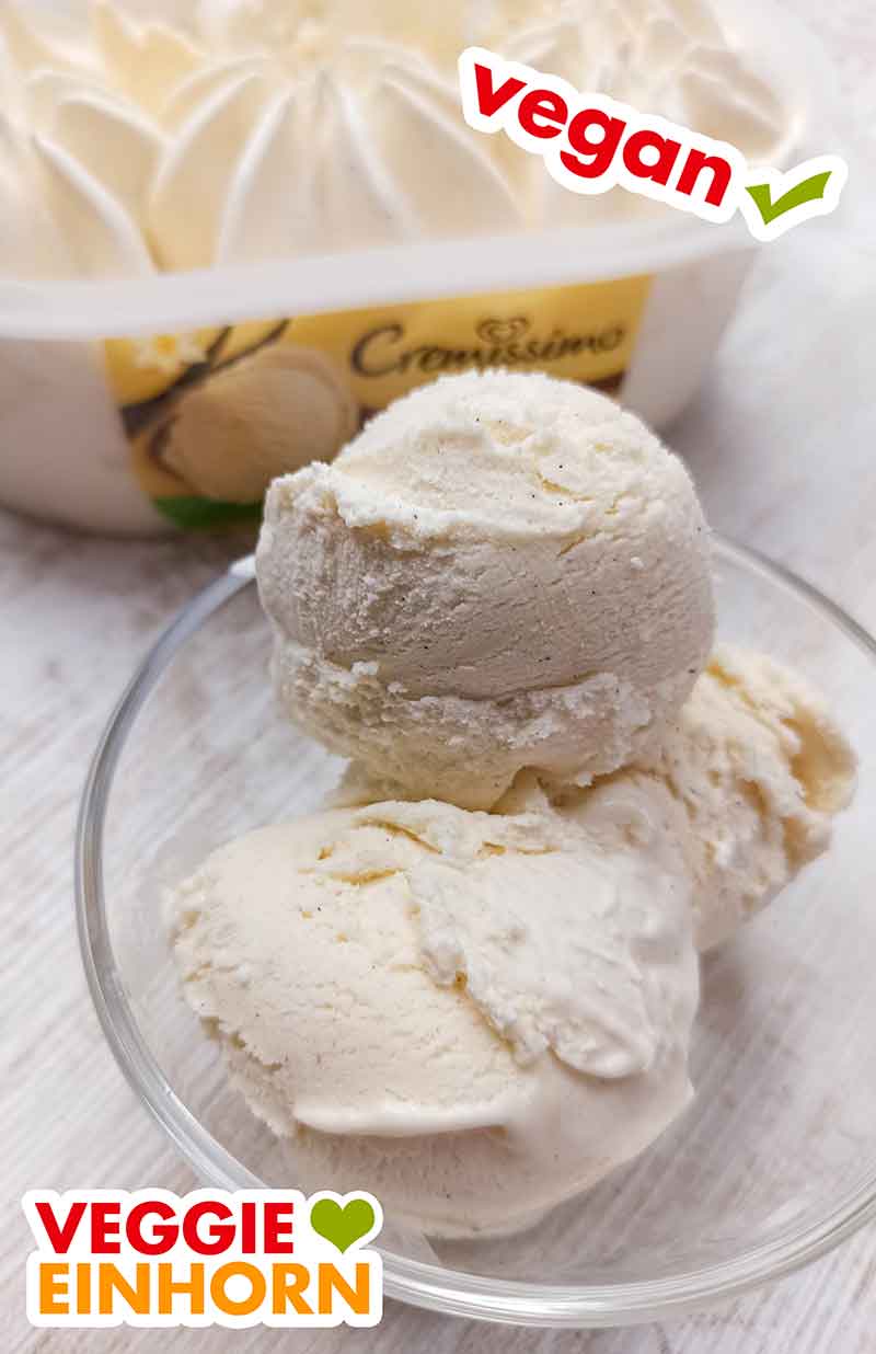 Die Eiscreme ist sehr cremig und sahnig. Drei Kugeln veganes Vanilleeis von Cremissimo in einer Dessertschale