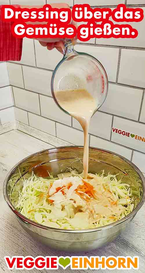 Zufügen des Dressings zum veganen KFC Coleslaw Das Dressing wird über den Coleslaw gegossen