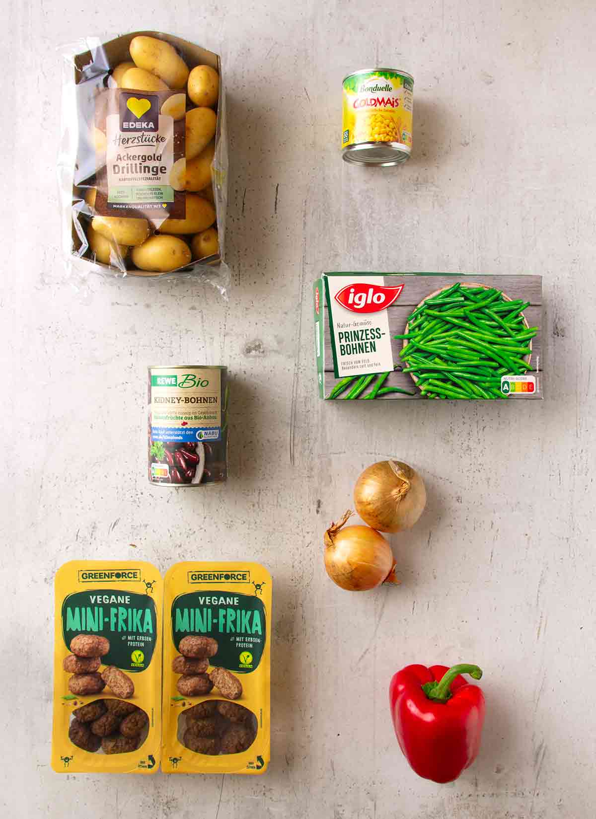 Edeka Herzstücke Drillinge Kartoffeln, Bonduelle Goldmais, Rewe Bio Kidneybohnen, iglo TK Prinzessbohnen, Greenfroce Mini-Frika, Zwiebeln, rote Paprika Drillingskartoffeln, eine Dose Mais, eine Dose Kidneybohnen, tiefgekühlte grüne Bohnen, vegane Mini-Frikadellen, Zwiebeln, rote Paprika
