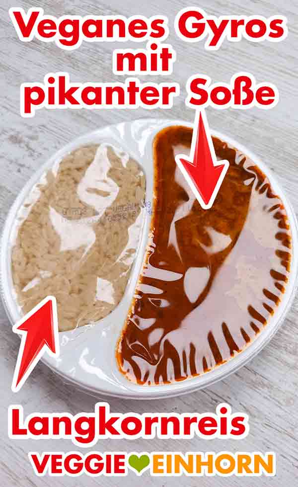 Eine Kammer mit gekochtem Reis und eine Kammer mit veganem Gyrosfleisch in Soße Die Menüschale mit den zwei Kammern und der Deckelfolie
