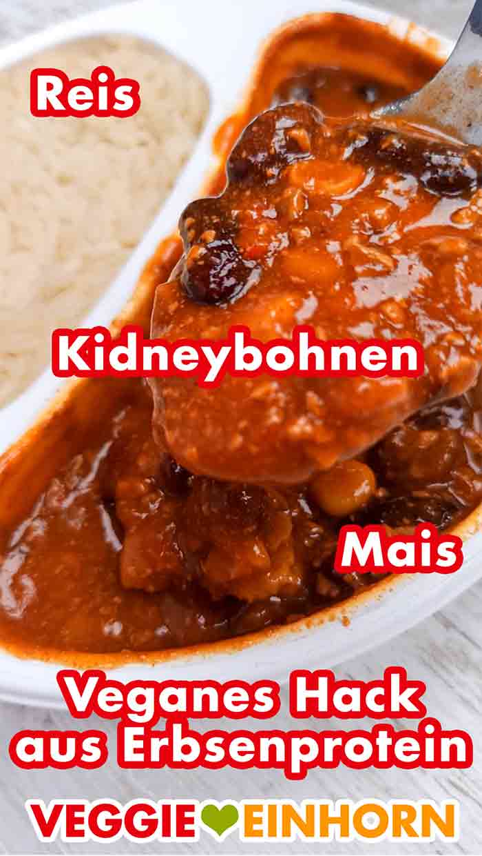 Das Fertiggericht von Du Darfst enthält Reis, Kidneybohnen, Mais und veganes Hackfleisch aus Erbseneiweiß. Veganes Chili sin Carne mit Kidneybohnen, Mais und veganem Hack aus Erbsenprotein