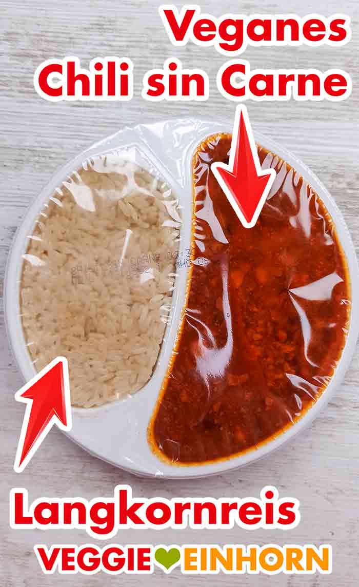 Das vegane Fertiggericht besteht aus einer Schale mit veganem Chili sin Carne und gekochtem Reis. Die Menüschale des veganen Chili sin Carne von Du Darfst