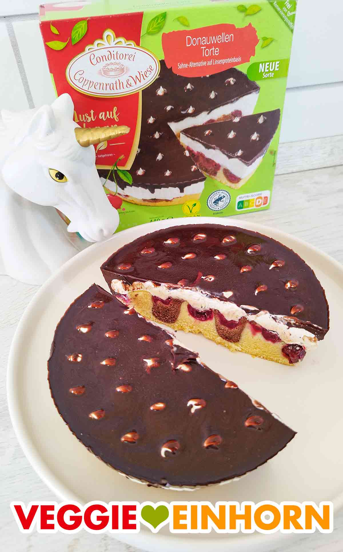 Die vegane Donauwelle von Coppenrath und Wiese ist in der Mitte durchgeschnitten. Halbierte vegane Donauwellen Torte aus der Conditorei Coppenrath und Wiese